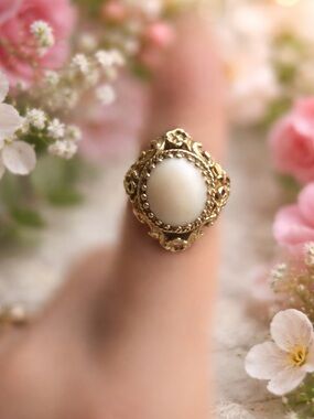 Vintage Gold Filigree 14k Ring with angel skin coral Cabochon